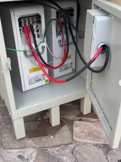 Sistema fotovoltaico híbrido de 12 kWp con respaldo de 10 kWh en Chicureo