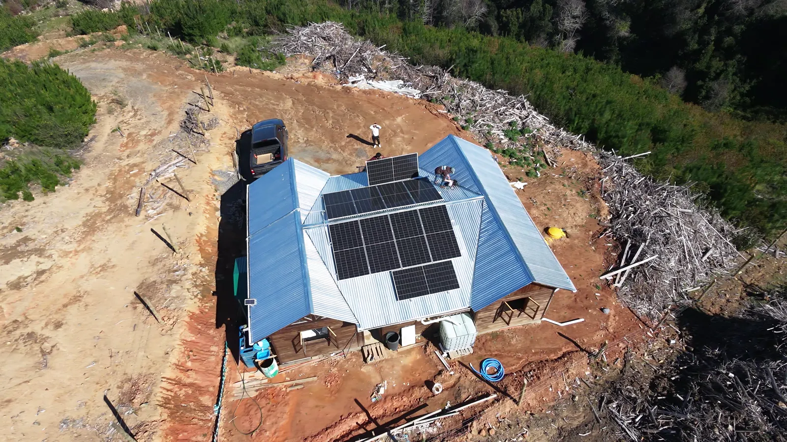 Vista aérea del campo fotovoltaico off-grid en Coelemu