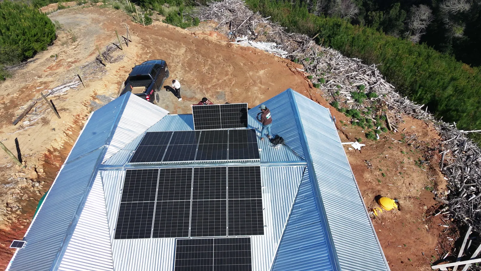 Vista superior de sistema solar rural fuera de red en Coelemu