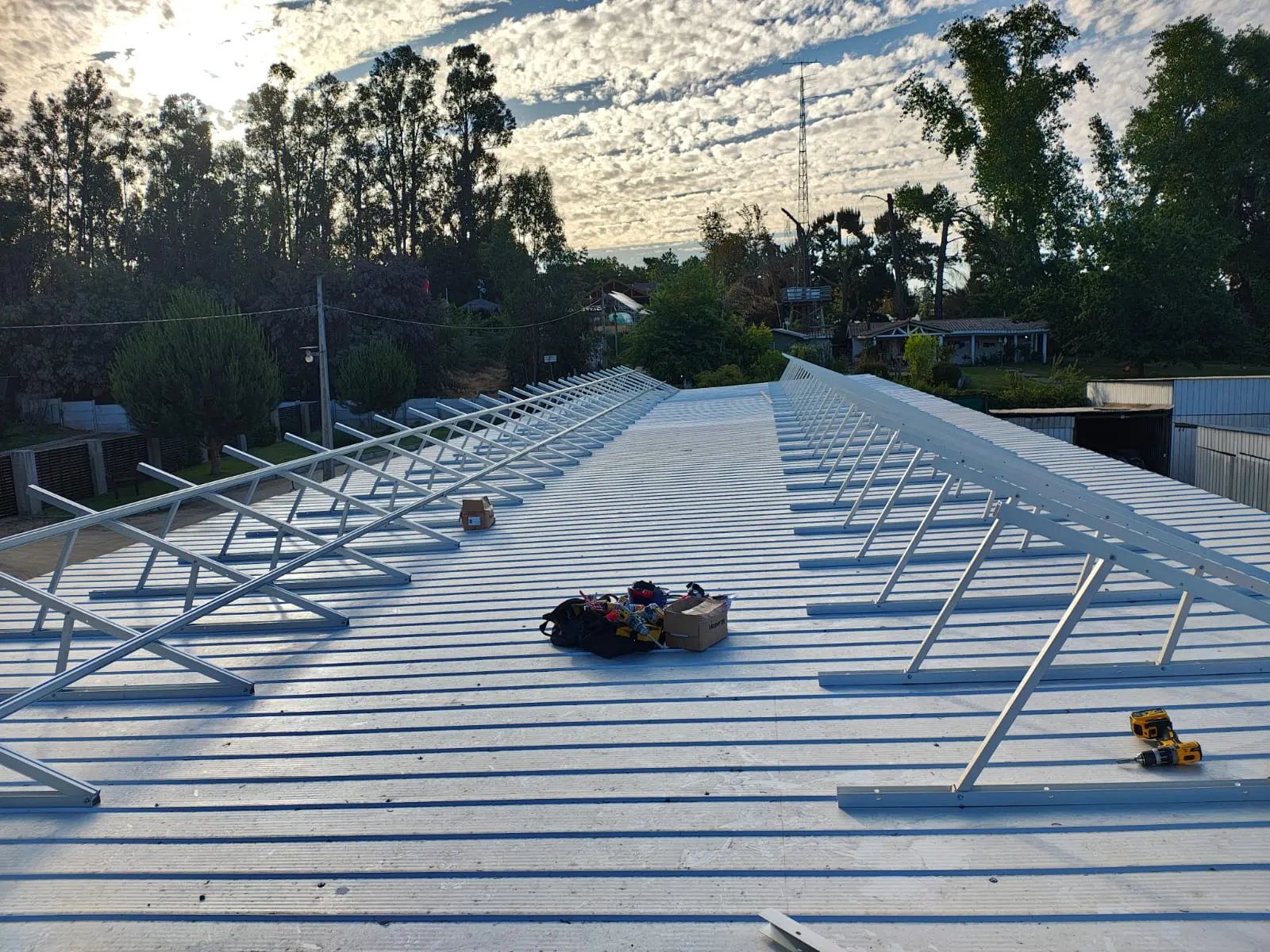 Estructura fotovoltaica instalada sobre cubierta de zinc en Lago Rapel