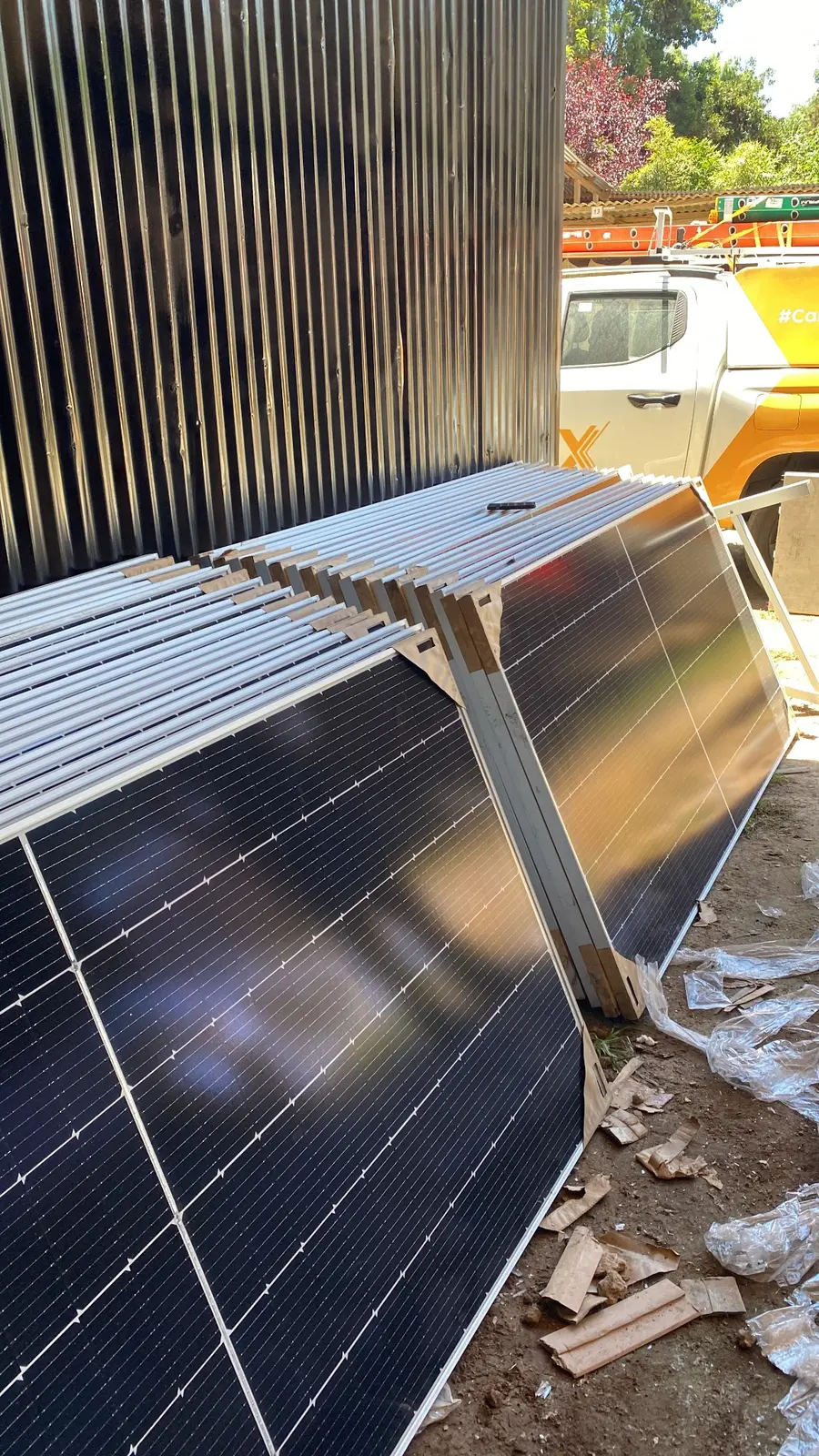 Montaje progresivo de módulos fotovoltaicos Jinko en Lago Rapel