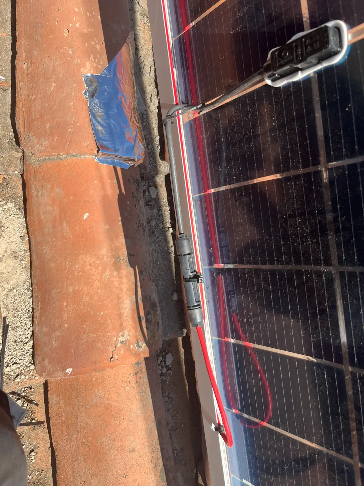 Cableado fotovoltaico ordenado bajo los módulos