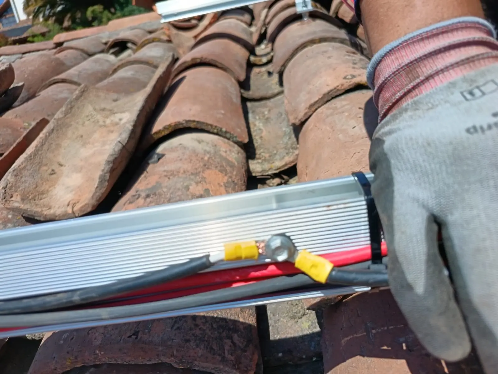 Estructura de aluminio y conductores del sistema fotovoltaico sobre tejas
