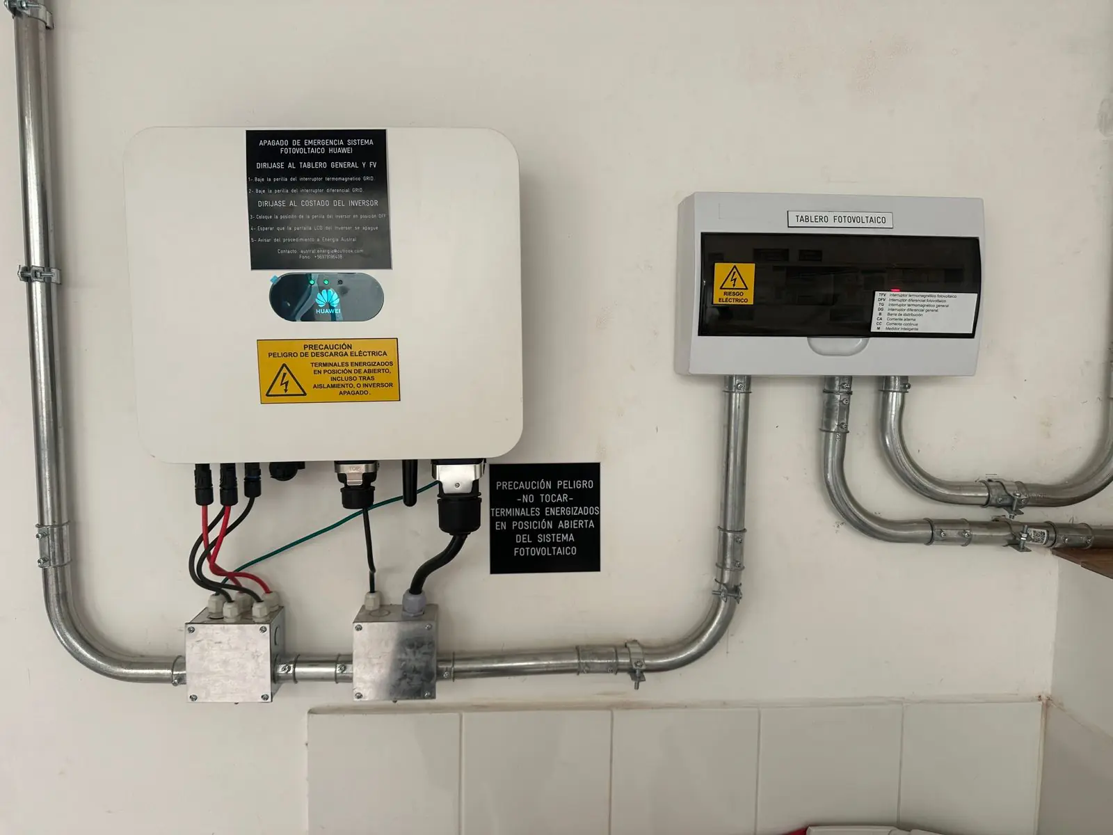 Inversor y tablero fotovoltaico instalados y señalizados