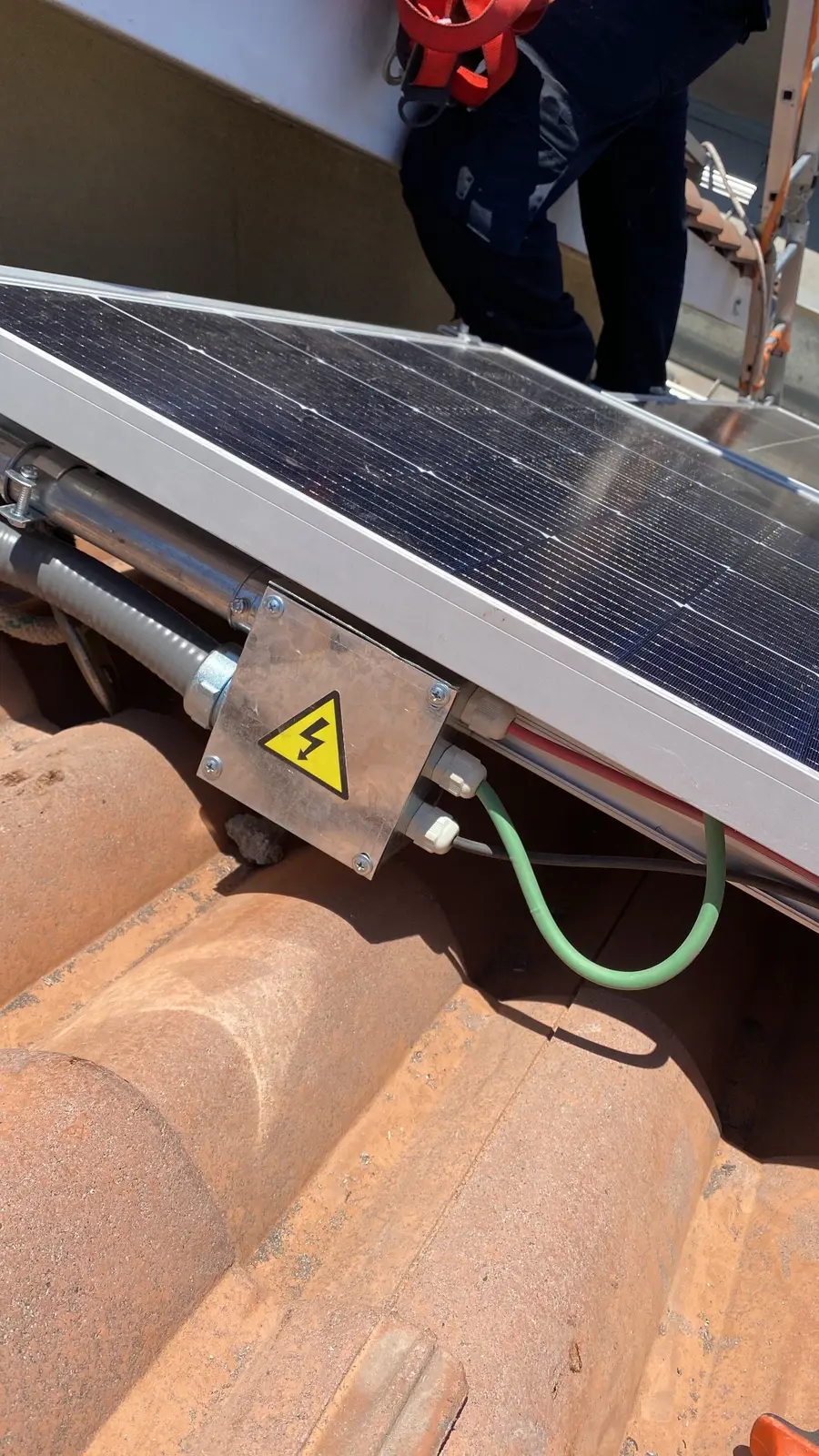 Detalle de canalización, caja eléctrica y puesta a tierra bajo módulo fotovoltaico