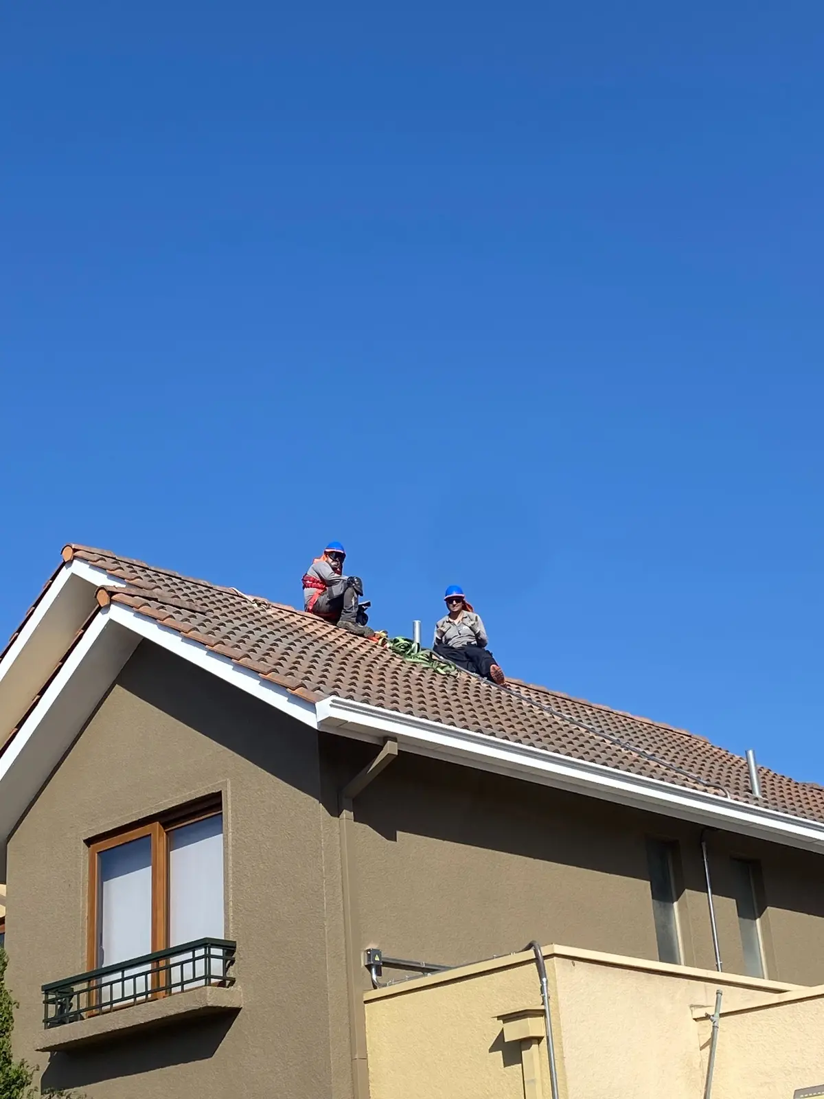 Equipo técnico de Energías Huanel trabajando sobre la cubierta de la vivienda
