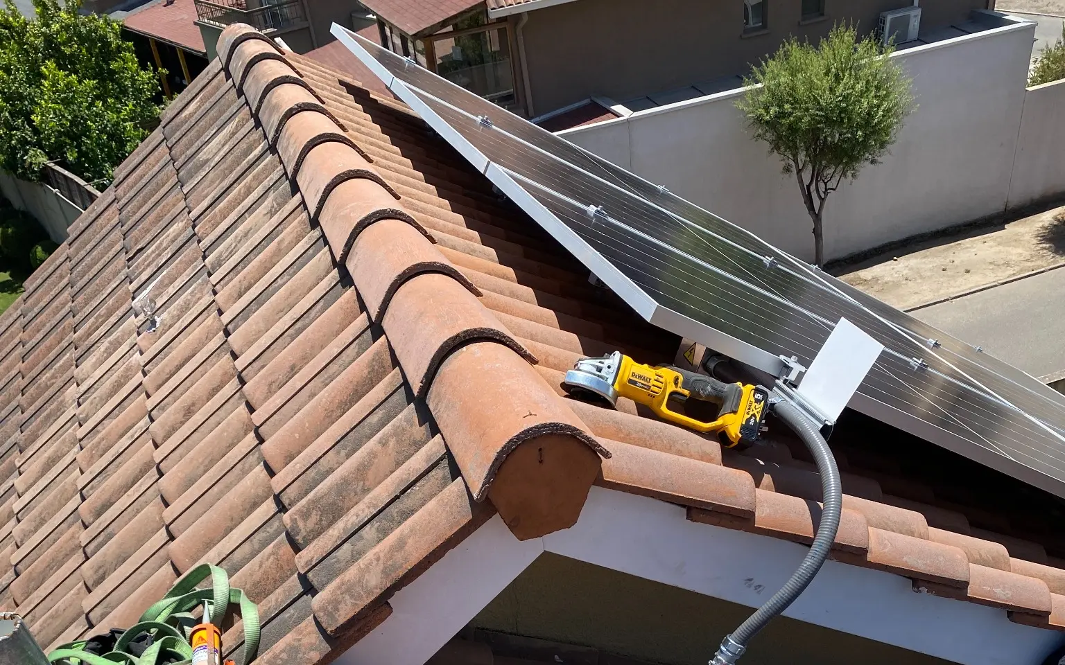 Montaje de sistema fotovoltaico on-grid de 4,40 kWp sobre cubierta de tejas en Maipú