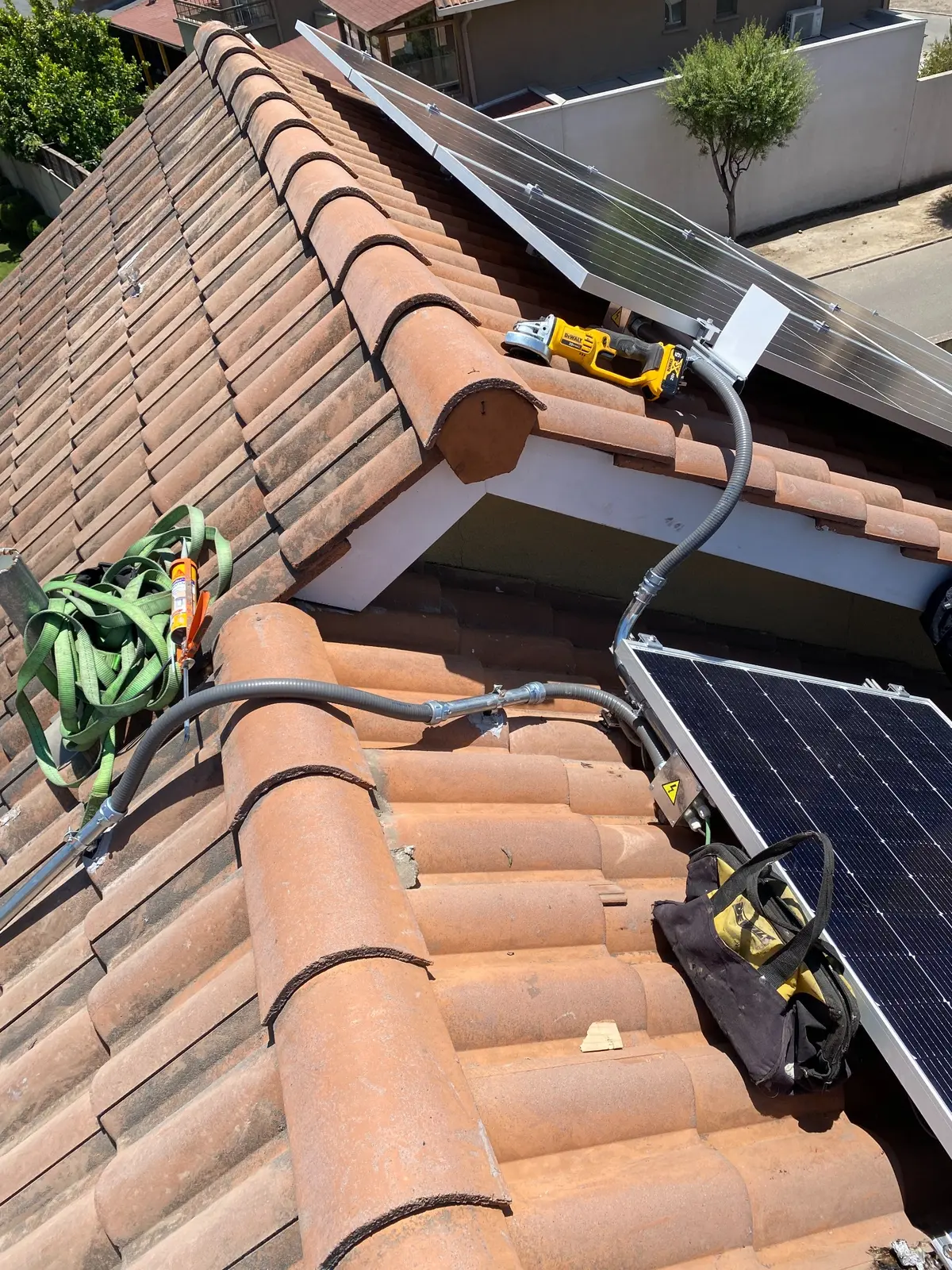 Vista general del montaje fotovoltaico y los recorridos eléctricos sobre cubierta de tejas