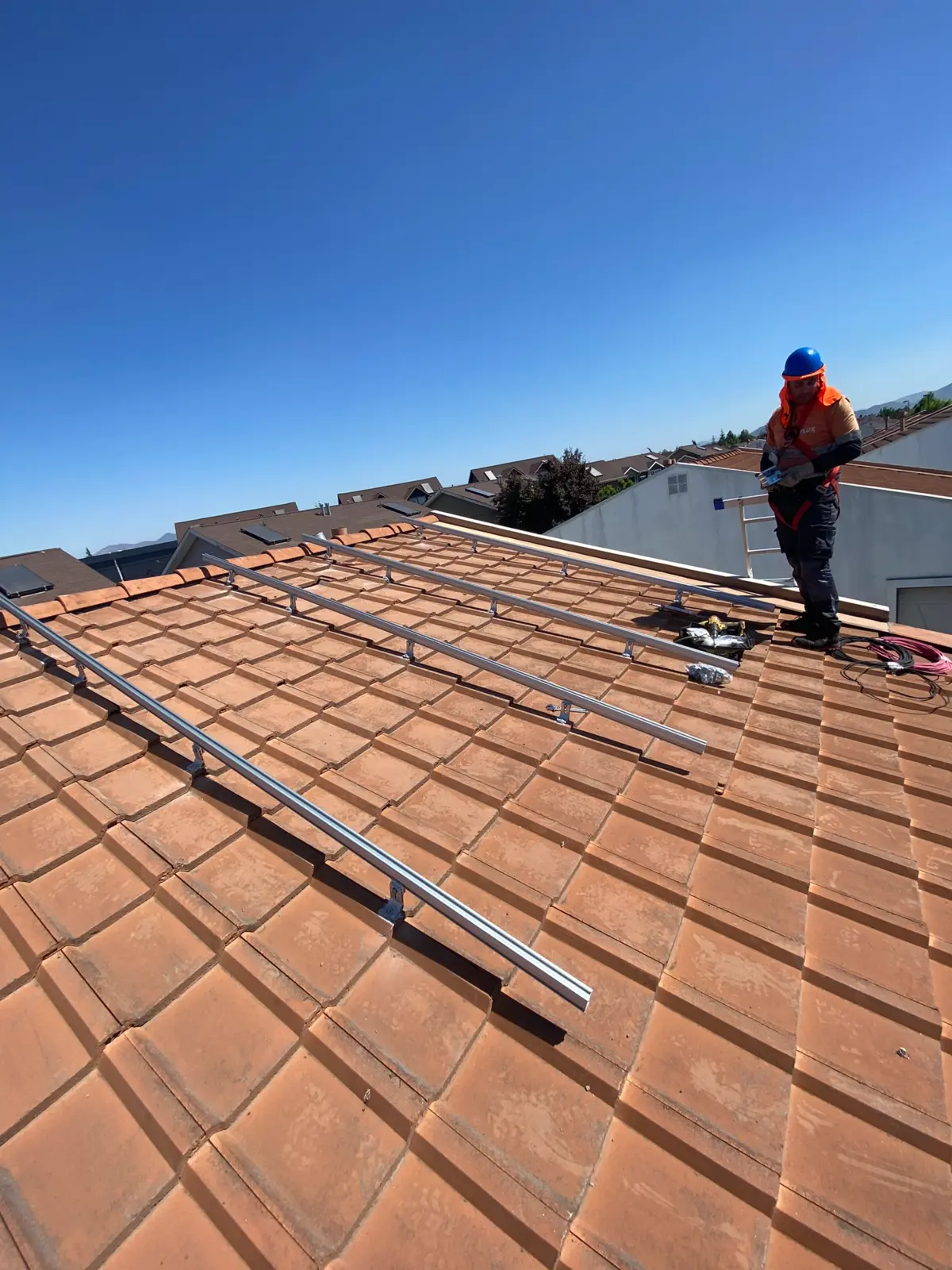 Proceso de montaje fotovoltaico en cubierta
