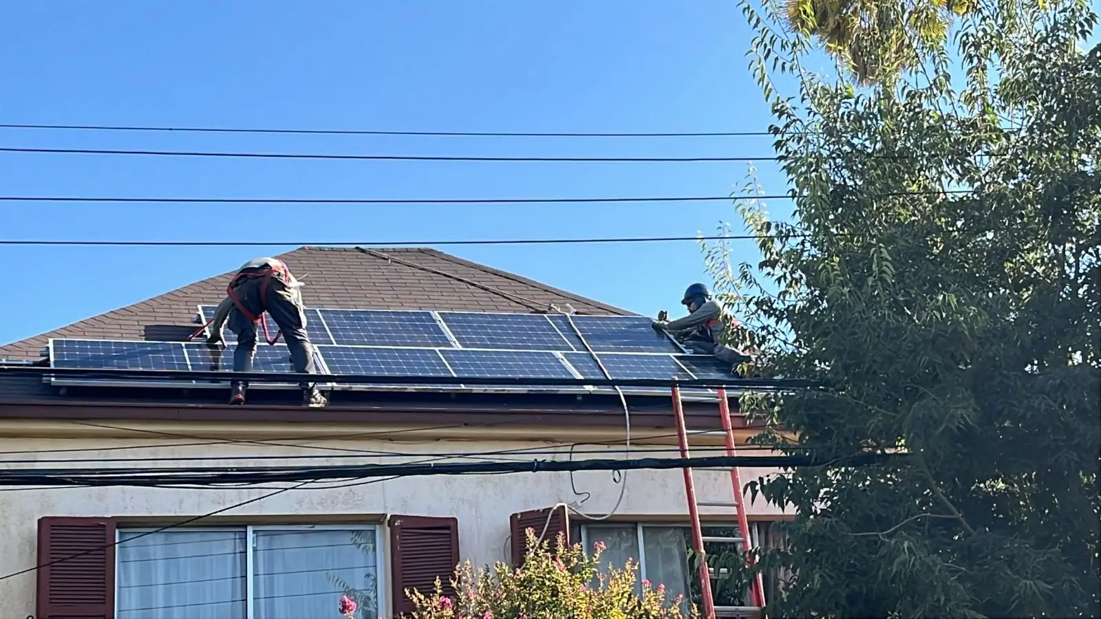 Montaje de módulos Jinko Solar sobre cubierta inclinada en Providencia
