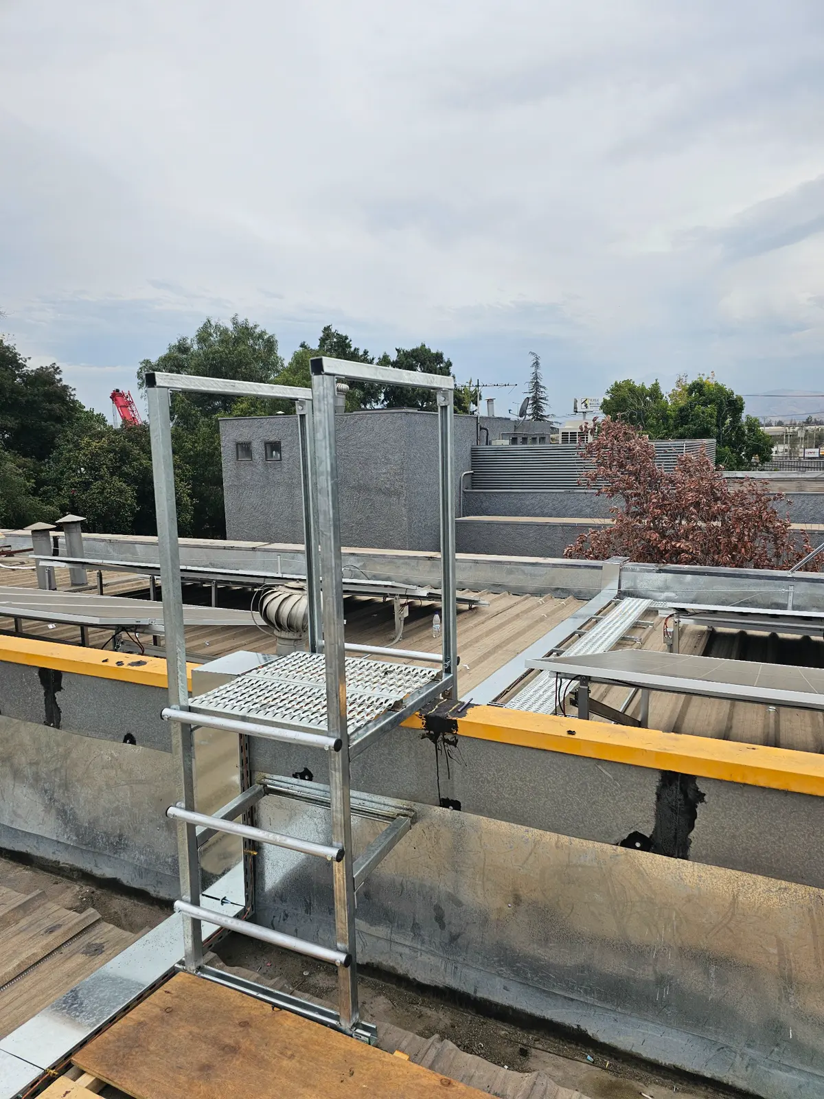 Escalera y plataforma de acceso técnico a la cubierta industrial