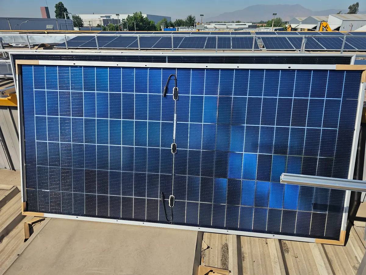 Cableado y conectores protegidos bajo un módulo fotovoltaico