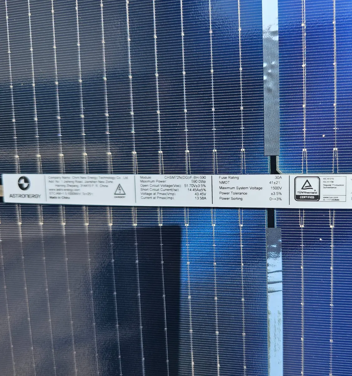 Etiqueta técnica del módulo Astronergy CHSM72N(DG)/F-BH-590 utilizado en Raico