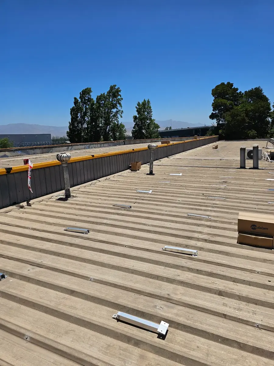 Cubierta industrial preparada para el trazado de la estructura fotovoltaica