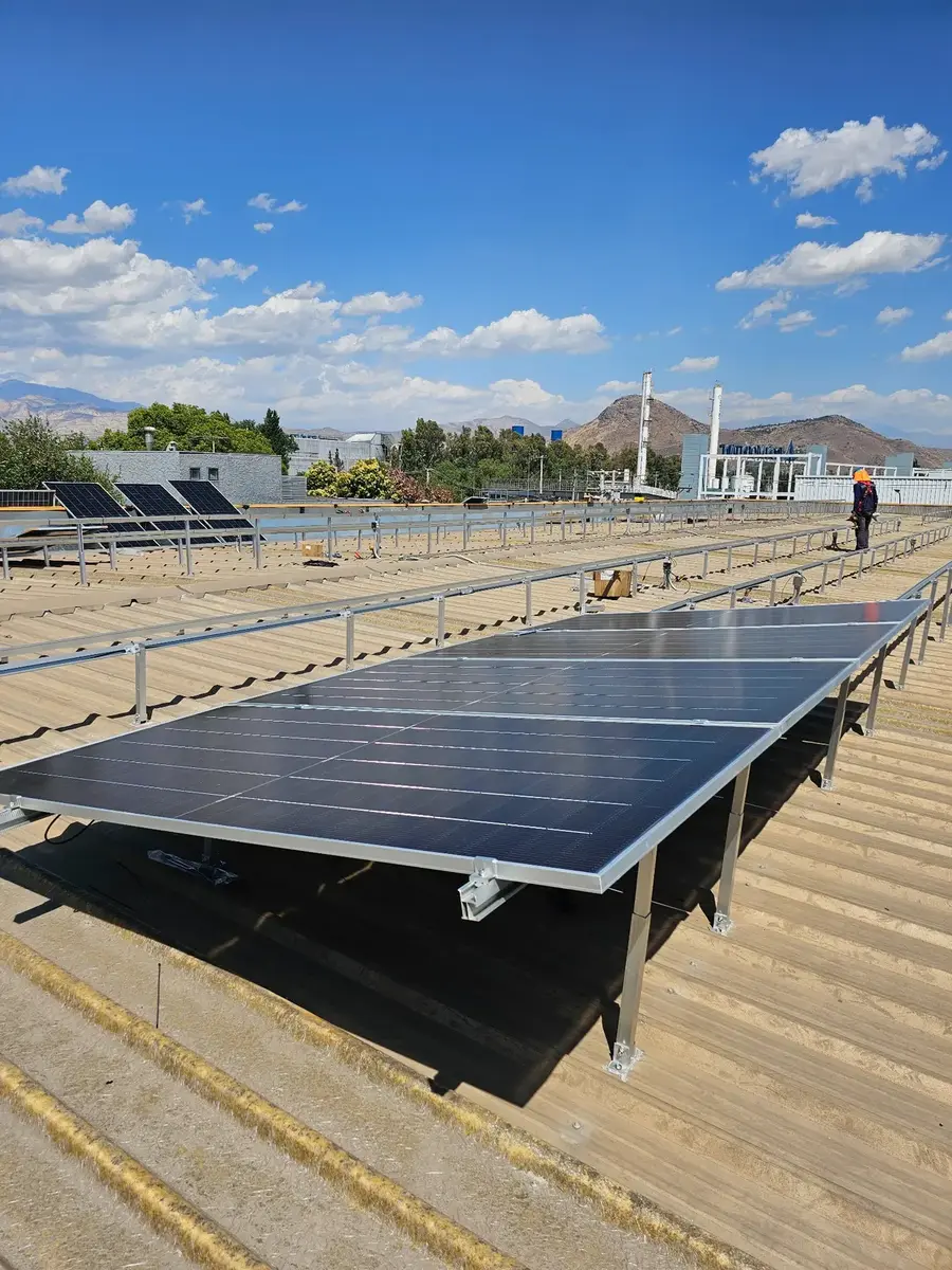 Primeros módulos instalados sobre la estructura industrial