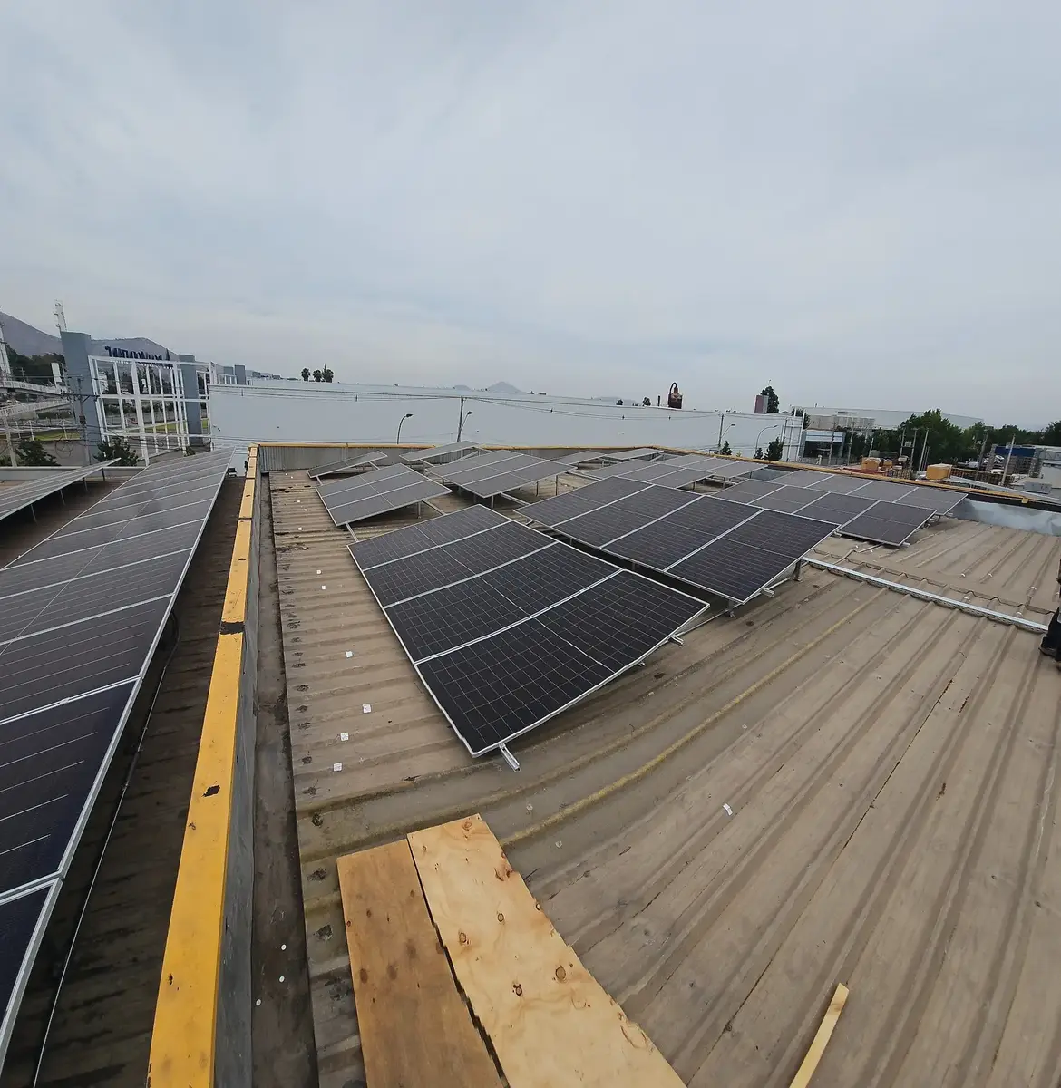 Vista general del campo fotovoltaico industrial en Raico