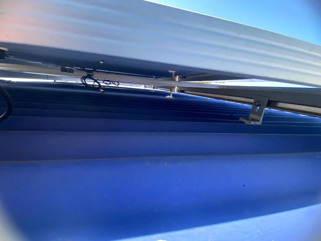 Cableado ordenado bajo los módulos fotovoltaicos