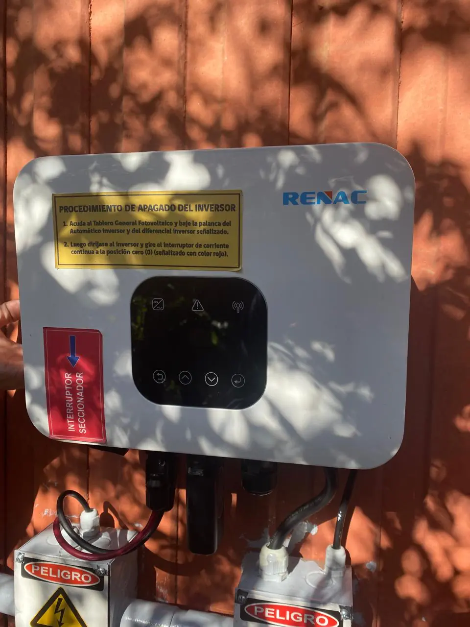 Inversor fotovoltaico instalado y señalizado
